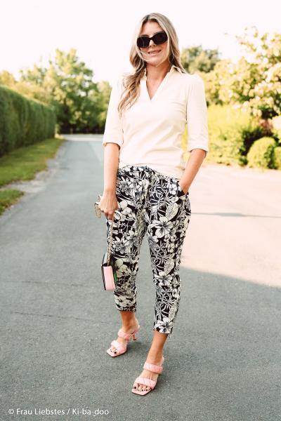 Baumwoll Stretch-Satin Bloom - cremeweiße Blüten auf Dunkelblau
